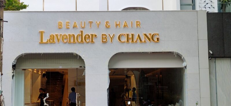 Bảng hiệu mặt tiền hair salon Chang Beauty sử dụng chữ inox vàng xước dạ đèn chân mica cháo