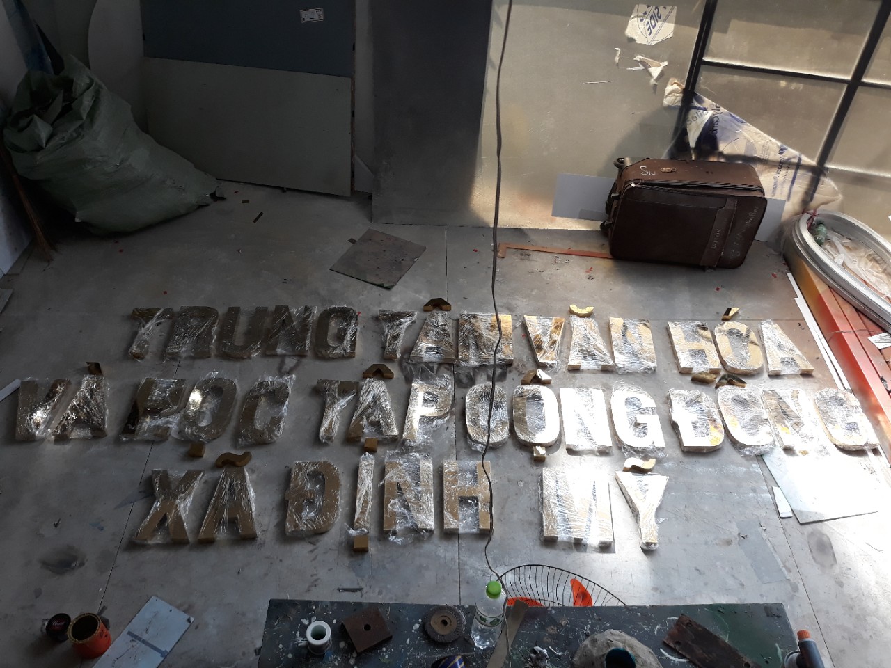 Chữ Inox vàng gương sáng chân