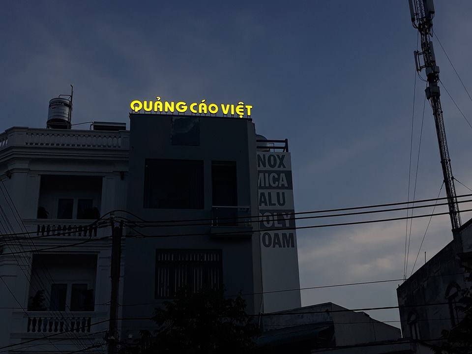Chữ nổi viền inox mặt polycarbonate
