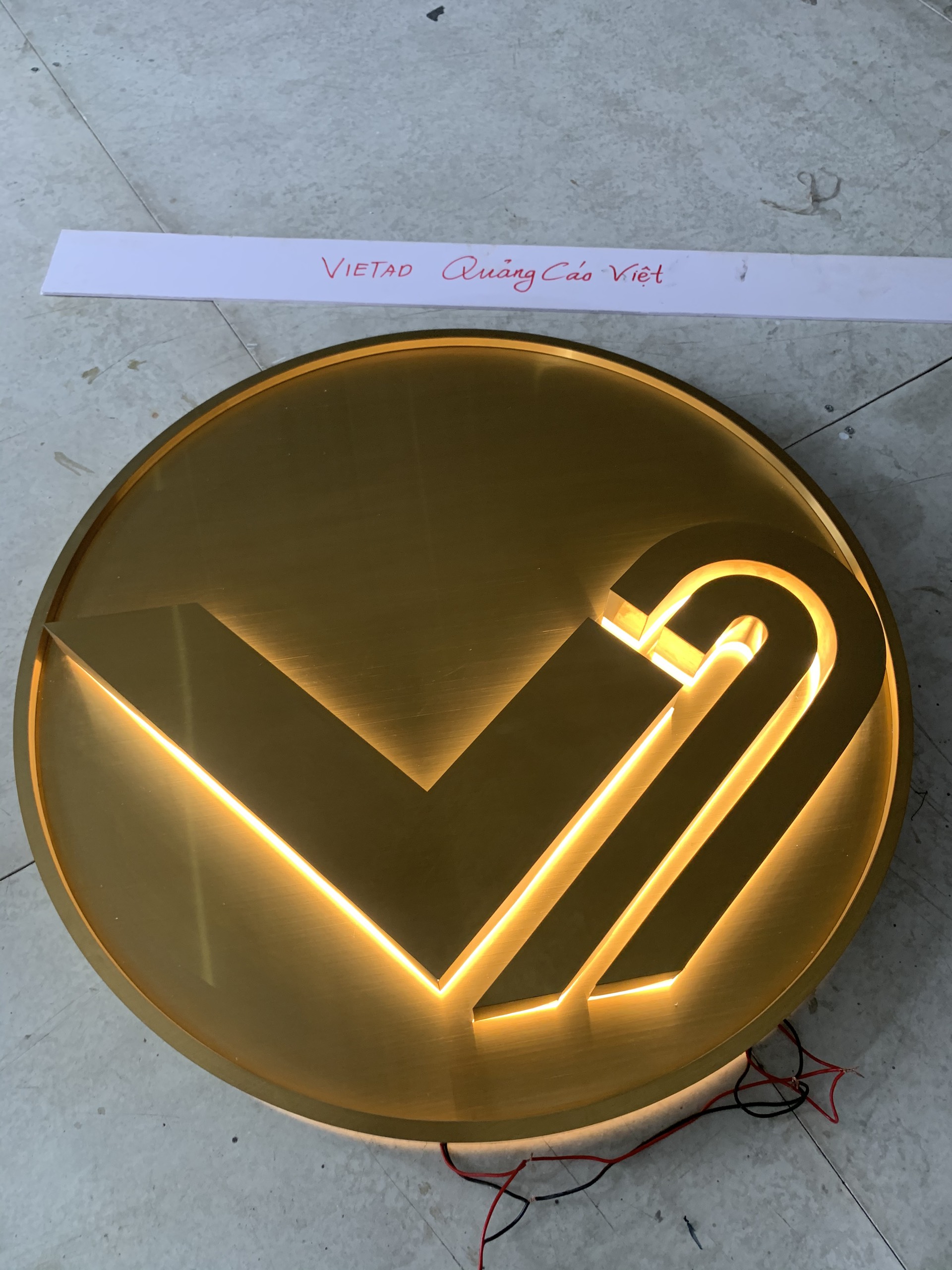 Chữ inox vàng sáng đèn