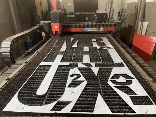 Ứng dụng cắt laser kim loại làm chữ nổi