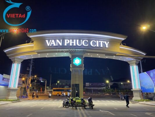 Cổng dự án Vạn Phúc City Thủ Đức với phương án chữ inox mặt mica hút nổi.