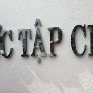 Chữ inox đen nổi bật.