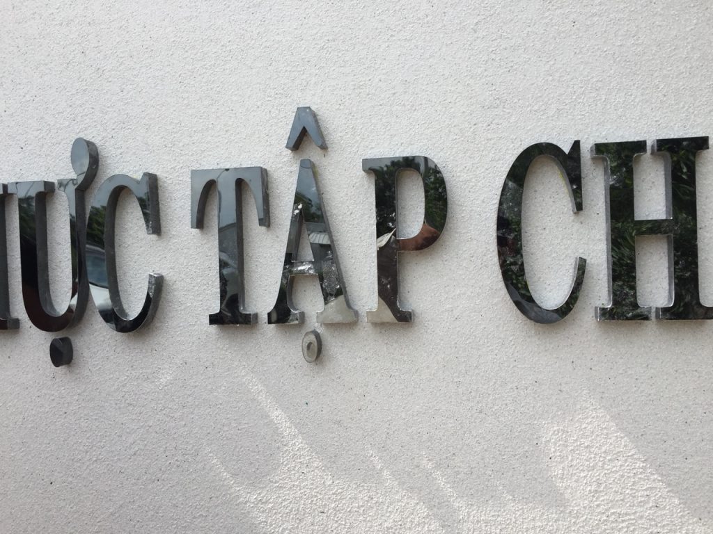 Chữ inox đen nổi bật.