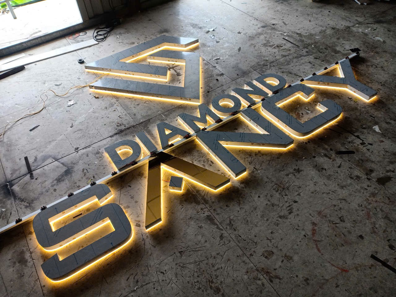 Chữ inox hắt sáng chân LED – Giải pháp chiếu sáng hiệu quả tại Thủ Đức - Image 10