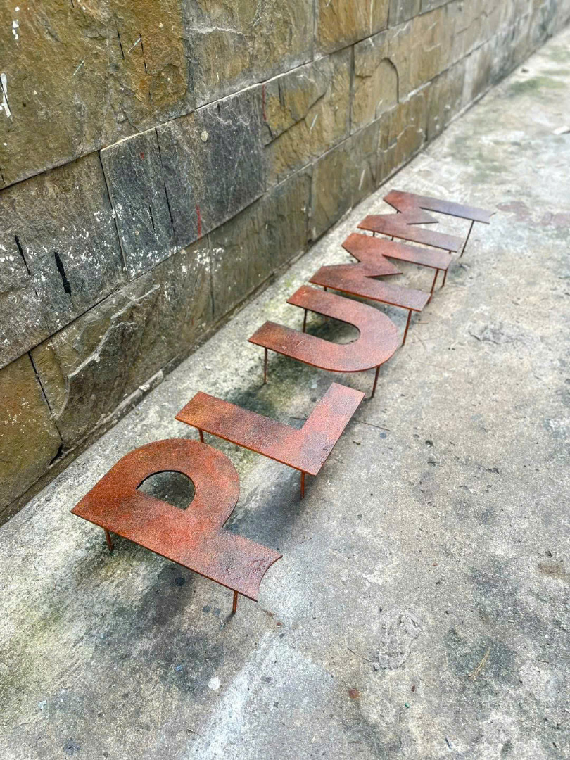 Chữ inox sơn rỉ sét – Hiệu ứng cổ điển độc đáo