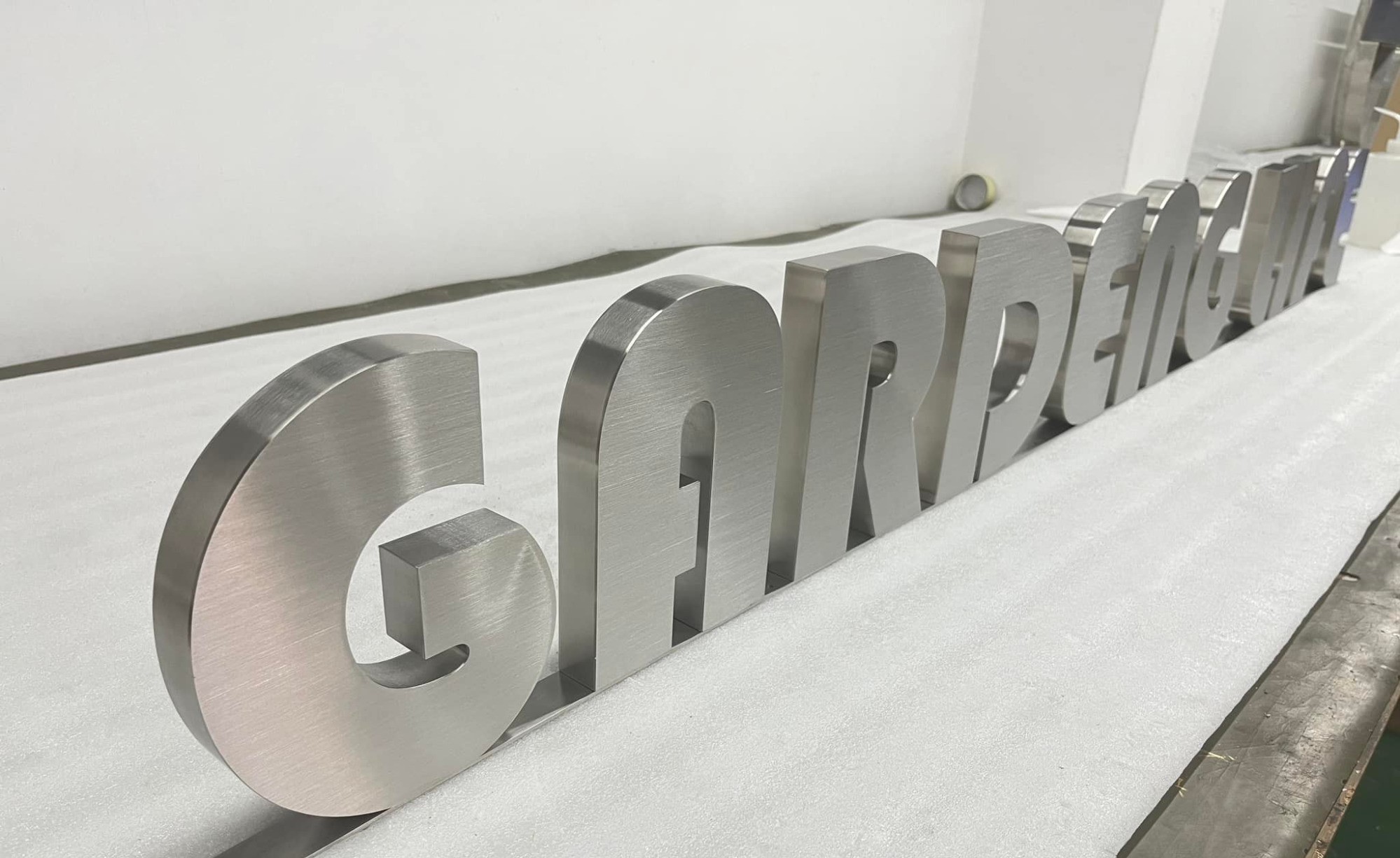 Chữ inox trắng xước – Thanh lịch & sang trọng