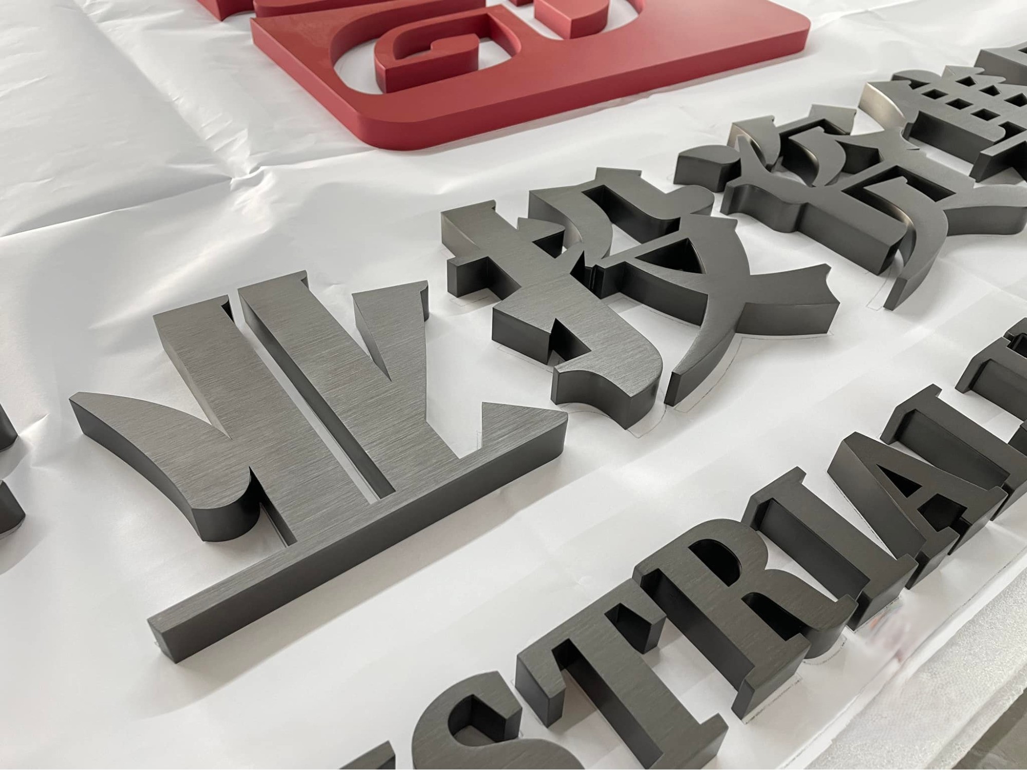 Chữ inox trắng – Sạch sẽ, chuyên nghiệp