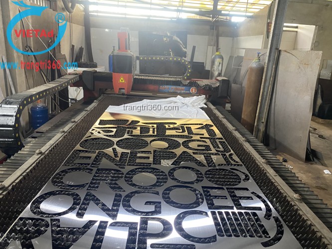 Gia công chữ inox là quá trình cắt, uốn và xử lý bề mặt các tấm inox để tạo thành chữ cái, biểu tượng hoặc logo theo yêu cầu. Tại Quận 2, dịch vụ này không chỉ đảm bảo tính thẩm mỹ cao mà còn cam kết bảo hành dài hạn, phù hợp với các công trình hiện đại và khu dân cư cao cấp như Thảo Điền, An Phú.