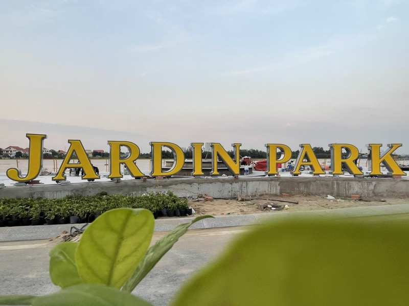 Thi công bảng hiệu mica – inox tại Thủ Đức – Lựa chọn tối ưu cho cửa hàng