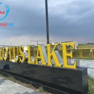 Gia công chữ inox là gì Gia công chữ inox là quá trình cắt, uốn và xử lý bề mặt các tấm inox để tạo thành chữ cái, biểu tượng hoặc logo theo yêu cầu. Tại Quận 2, dịch vụ này không chỉ đảm bảo tính thẩm mỹ cao mà còn cam kết bảo hành dài hạn, phù hợp với các công trình hiện đại và khu dân cư cao cấp như Thảo Điền, An Phú. Có những loại chữ inox nào phù hợp với Quận 2 Chữ inox vàng gương Sáng bóng, sang trọng, hợp với các showroom, nhà hàng cao cấp Chữ inox xước Hiện đại, ít phản chiếu ánh sáng, phù hợp với kiến trúc văn phòng Chữ inox đen Mạnh mẽ, cá tính, phù hợp với các thương hiệu hướng ngoại Chữ inox ăn mòn Tỉ mỉ, chi tiết cao, thường dùng cho bảng tên, bảng chỉ dẫn Chữ inox đèn LED âm Chiếu sáng nổi bật ban đêm, thích hợp cho quán bar, café rooftop Lý do nên chọn chữ inox tại Quận 2 Chất lượng thi công cao Đáp ứng tiêu chuẩn của khách hàng doanh nghiệp và nước ngoài Bảo hành rõ ràng Cam kết bảo hành lên đến 2 năm, tùy loại sản phẩm Thẩm mỹ vượt trội Phù hợp với không gian sang trọng của khu vực Thiết kế linh hoạt Có thể tích hợp đèn, cắt laser theo yêu cầu Bảng giá gia công chữ inox tại Quận 2 năm 2025 Inox trắng thường Từ 450.000đm Inox vàng cao cấp Từ 700.000đm Inox ăn mòn khắc laser Từ 850.000đm Inox LED âm mặt Từ 1.100.000đm Giá bao gồm thiết kế sơ bộ, vật tư, thi công và bảo hành kỹ thuật tối thiểu 12 tháng. Công trình đã thực hiện tại Quận 2 Bảng hiệu logo inox tại Estella Heights Chữ nổi LED cho The Vista An Phú Biển chỉ dẫn inox ăn mòn tại khu Empire City Tìm đơn vị uy tín gia công chữ inox tại Quận 2 Khi chọn đối tác tại Quận 2, bạn nên Ưu tiên đơn vị có showroom hoặc xưởng tại địa phương Yêu cầu bản vẽ thiết kế 2D, 3D trước khi thi công So sánh chính sách bảo hành, thời gian hoàn thiện Lưu ý khi đặt làm chữ inox theo yêu cầu Nắm rõ mục đích sử dụng trong nhà hay ngoài trời Thống nhất quy cách thi công và thời gian giao hàng Yêu cầu hợp đồng rõ ràng về vật liệu, màu sắc, bảo hành Đề nghị nghiệm thu từng hạng mục khi hoàn thiện