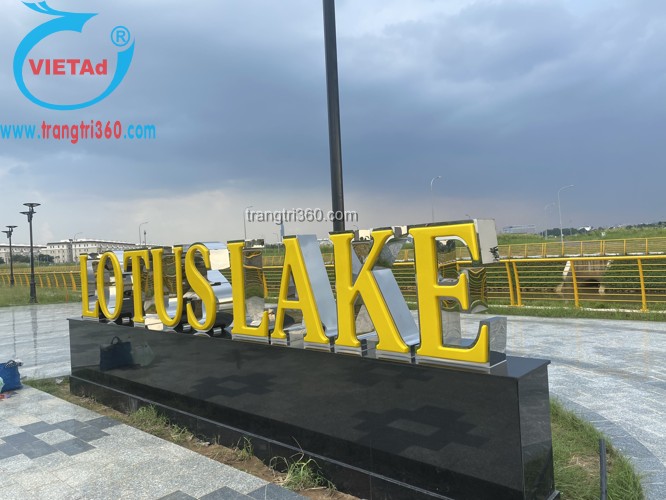 Gia công chữ inox là gì Gia công chữ inox là quá trình cắt, uốn và xử lý bề mặt các tấm inox để tạo thành chữ cái, biểu tượng hoặc logo theo yêu cầu. Tại Quận 2, dịch vụ này không chỉ đảm bảo tính thẩm mỹ cao mà còn cam kết bảo hành dài hạn, phù hợp với các công trình hiện đại và khu dân cư cao cấp như Thảo Điền, An Phú. Có những loại chữ inox nào phù hợp với Quận 2 Chữ inox vàng gương Sáng bóng, sang trọng, hợp với các showroom, nhà hàng cao cấp Chữ inox xước Hiện đại, ít phản chiếu ánh sáng, phù hợp với kiến trúc văn phòng Chữ inox đen Mạnh mẽ, cá tính, phù hợp với các thương hiệu hướng ngoại Chữ inox ăn mòn Tỉ mỉ, chi tiết cao, thường dùng cho bảng tên, bảng chỉ dẫn Chữ inox đèn LED âm Chiếu sáng nổi bật ban đêm, thích hợp cho quán bar, café rooftop Lý do nên chọn chữ inox tại Quận 2 Chất lượng thi công cao Đáp ứng tiêu chuẩn của khách hàng doanh nghiệp và nước ngoài Bảo hành rõ ràng Cam kết bảo hành lên đến 2 năm, tùy loại sản phẩm Thẩm mỹ vượt trội Phù hợp với không gian sang trọng của khu vực Thiết kế linh hoạt Có thể tích hợp đèn, cắt laser theo yêu cầu Bảng giá gia công chữ inox tại Quận 2 năm 2025 Inox trắng thường Từ 450.000đm Inox vàng cao cấp Từ 700.000đm Inox ăn mòn khắc laser Từ 850.000đm Inox LED âm mặt Từ 1.100.000đm Giá bao gồm thiết kế sơ bộ, vật tư, thi công và bảo hành kỹ thuật tối thiểu 12 tháng. Công trình đã thực hiện tại Quận 2 Bảng hiệu logo inox tại Estella Heights Chữ nổi LED cho The Vista An Phú Biển chỉ dẫn inox ăn mòn tại khu Empire City Tìm đơn vị uy tín gia công chữ inox tại Quận 2 Khi chọn đối tác tại Quận 2, bạn nên Ưu tiên đơn vị có showroom hoặc xưởng tại địa phương Yêu cầu bản vẽ thiết kế 2D, 3D trước khi thi công So sánh chính sách bảo hành, thời gian hoàn thiện Lưu ý khi đặt làm chữ inox theo yêu cầu Nắm rõ mục đích sử dụng trong nhà hay ngoài trời Thống nhất quy cách thi công và thời gian giao hàng Yêu cầu hợp đồng rõ ràng về vật liệu, màu sắc, bảo hành Đề nghị nghiệm thu từng hạng mục khi hoàn thiện