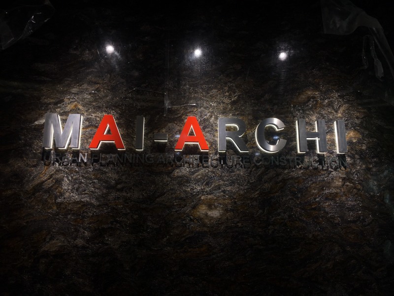 Logo inox sáng chân nổi bật.