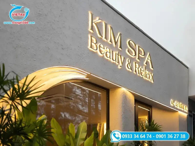Mẫu bảng hiệu chữ nổi inox gắn đèn LED hắt sáng chân, lắp đặt tại mặt tiền spa
