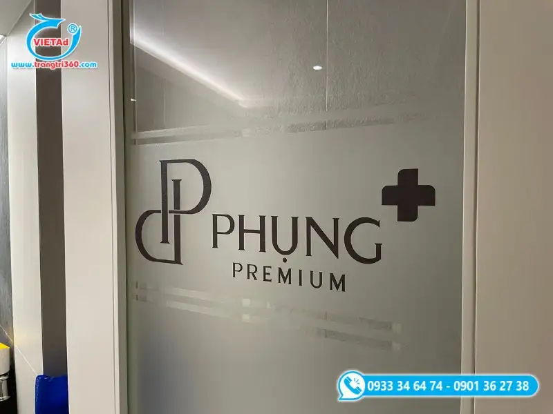 Decal mờ logo Phụng Premium dán ở cửa kính phòng tắng độ nhận diện