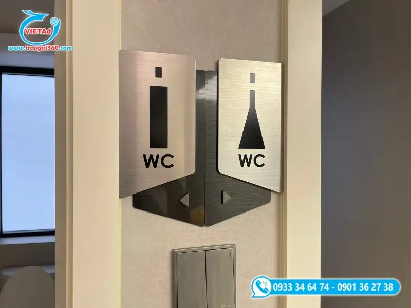 Bảng chỉ dẫn WC inox có thiết kế tối giản, rõ ràng và đồng bộ không gian