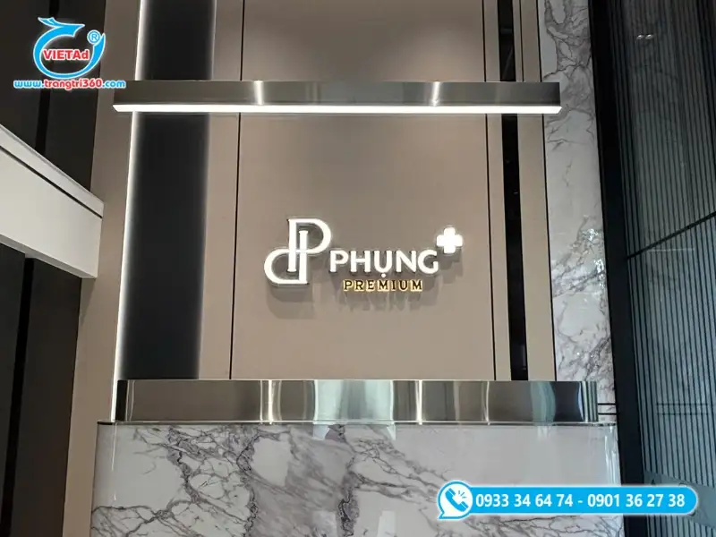 Logo chữ nổi inox mặt mica gắn ở vách quầy lễ tân chuyên nghiệp, gây ấn tượng tố