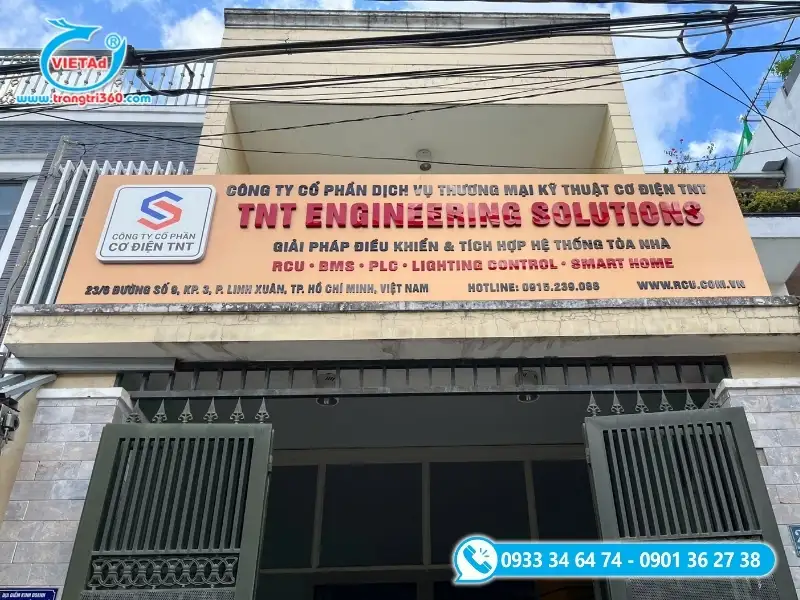 Đội ngũ kỹ thuật viên Quảng Cáo Việt lắp ráp và cố định bảng hiệu CNC đẹp mắt, t