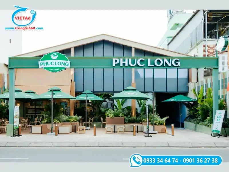 Kỹ thuật viên Quảng Cáo Việt gia công cắt CNC, uốn nhôm tại xưởng. Hỗ trợ lắp rá